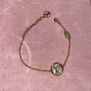 Authentic Louis Vuitton Gold Plated L to V Pearlfection Bracelet, Serial M80260